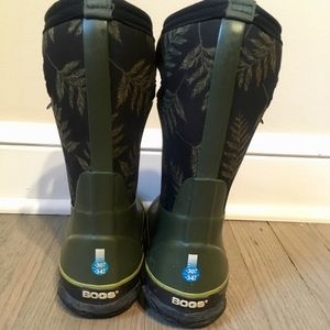 Kids bog winter boots size 1